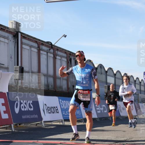 03.10.2025 - Köhlbrandbrückenlauf Luisa Fischer http://msf.ph/oto/9026978 03.10.2025 12:56:22 Ziel 4028, 4050, 4078, 4114, 4123, 4166, 4231, 5957, 6206, 6266, 6489, 6495 meine-sportfotos.de