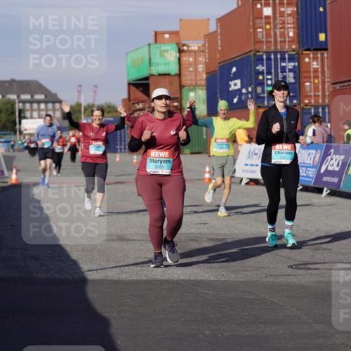 03.10.2025 - Köhlbrandbrückenlauf Michael Burmester http://msf.ph/oto/9026979 03.10.2025 10:30:40 Ziel 1096, 1097, 1098, 2725, 2846, 3701 meine-sportfotos.de