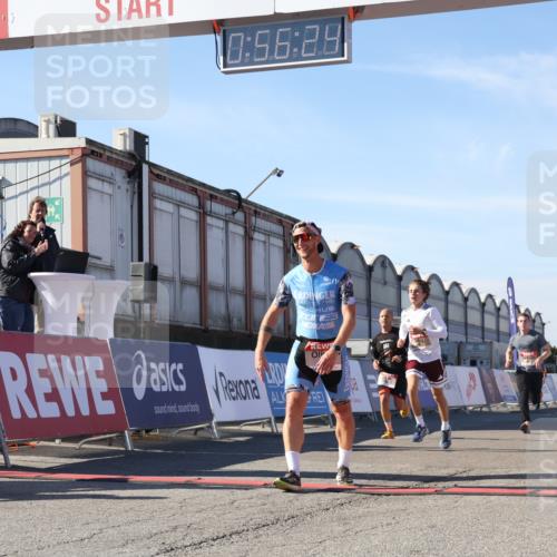 03.10.2025 - Köhlbrandbrückenlauf Luisa Fischer http://msf.ph/oto/9026981 03.10.2025 12:56:23 Ziel 4028, 4050, 4078, 4123, 4166, 4231, 5957, 6206, 6266, 6495 meine-sportfotos.de