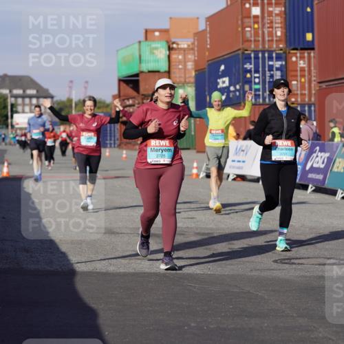 03.10.2025 - Köhlbrandbrückenlauf Michael Burmester http://msf.ph/oto/9026993 03.10.2025 10:30:40 Ziel 1096, 1097, 1098, 2725, 2846, 3701 meine-sportfotos.de