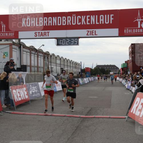 03.10.2025 - Köhlbrandbrückenlauf Julia Fischer http://msf.ph/oto/9027008 03.10.2025 16:02:39 Ziel 7110, 7111, 7219, 7280, 7411, 8784, 8786 meine-sportfotos.de