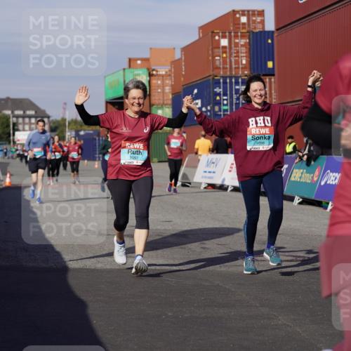 03.10.2025 - Köhlbrandbrückenlauf Michael Burmester http://msf.ph/oto/9027037 03.10.2025 10:30:43 Ziel 1096, 1097, 1098, 2388, 2536, 2725, 2846, 3701 meine-sportfotos.de