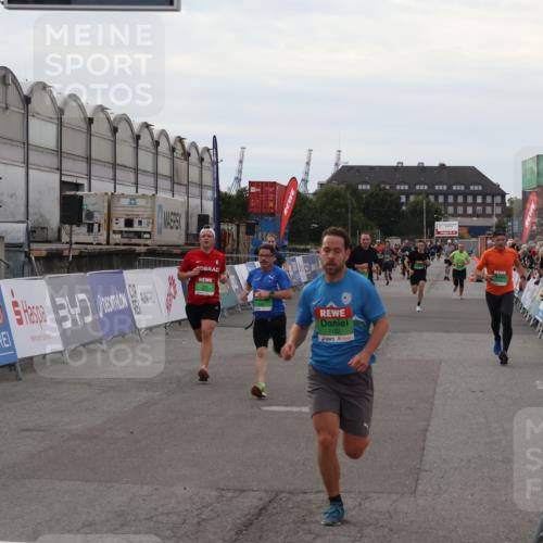 03.10.2025 - Köhlbrandbrückenlauf Julia Fischer http://msf.ph/oto/9027040 03.10.2025 16:02:47 Ziel 7099, 7102, 7180, 7277, 7411, 8048, 8784, 8786, 9511, 9595, 9670 meine-sportfotos.de