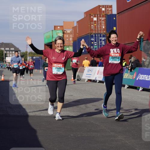 03.10.2025 - Köhlbrandbrückenlauf Michael Burmester http://msf.ph/oto/9027042 03.10.2025 10:30:43 Ziel 1096, 1097, 1098, 2388, 2536, 2725, 2846, 3701 meine-sportfotos.de