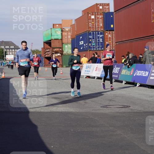 03.10.2025 - Köhlbrandbrückenlauf Michael Burmester http://msf.ph/oto/9027069 03.10.2025 10:30:46 Ziel 1096, 1097, 1098, 2252, 2388, 2536, 2846, 3478, 3479 meine-sportfotos.de