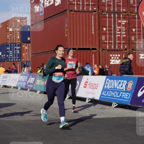 03.10.2025 - Köhlbrandbrückenlauf Michael Burmester http://msf.ph/oto/9027112 03.10.2025 10:30:48 Ziel 1096, 1097, 1098, 2252, 2388, 2536, 2846, 3478, 3479 meine-sportfotos.de