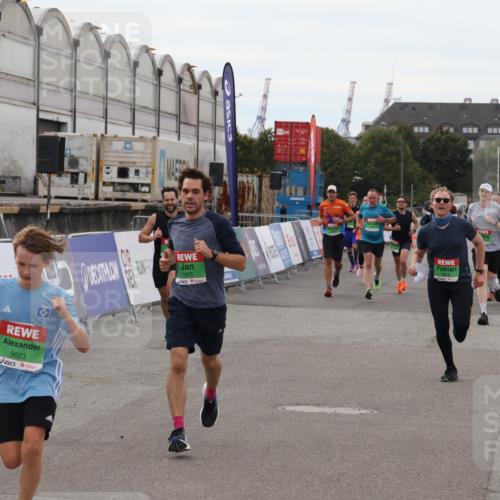 03.10.2025 - Köhlbrandbrückenlauf Julia Fischer http://msf.ph/oto/9027119 03.10.2025 16:03:01 Ziel 7099, 7125, 7180, 7277, 7278, 7386, 7673, 7923, 8048, 9023, 9294, 9511, 9619 meine-sportfotos.de