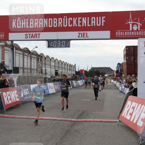 03.10.2025 - Köhlbrandbrückenlauf Julia Fischer http://msf.ph/oto/9027125 03.10.2025 16:03:01 Ziel 7099, 7125, 7180, 7277, 7278, 7386, 7673, 7923, 8048, 9023, 9294, 9511, 9619 meine-sportfotos.de