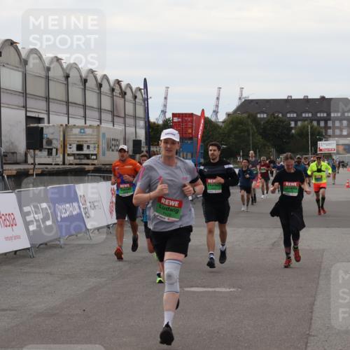 03.10.2025 - Köhlbrandbrückenlauf Julia Fischer http://msf.ph/oto/9027143 03.10.2025 16:03:05 Ziel 7125, 7265, 7278, 7290, 7300, 7386, 7673, 7923, 8994, 9023, 9294, 9569, 9570, 9619 meine-sportfotos.de
