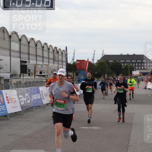 03.10.2025 - Köhlbrandbrückenlauf Julia Fischer http://msf.ph/oto/9027147 03.10.2025 16:03:06 Ziel 7125, 7231, 7265, 7278, 7290, 7300, 7386, 7673, 7923, 8994, 9023, 9294, 9569, 9570, 9619 meine-sportfotos.de
