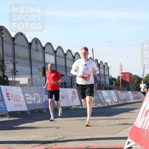 03.10.2025 - Köhlbrandbrückenlauf Luisa Fischer http://msf.ph/oto/9027162 03.10.2025 12:56:48 Ziel 4115, 4491, 5091, 5962 meine-sportfotos.de