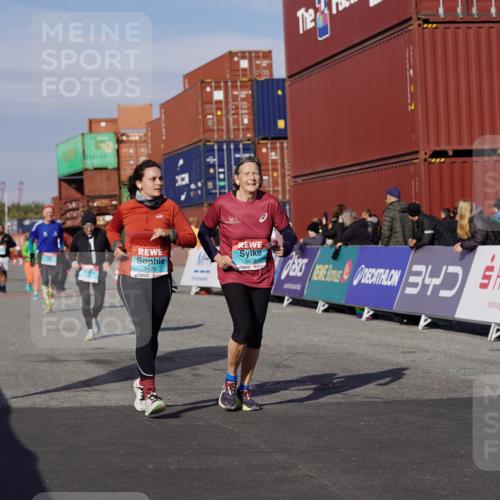 03.10.2025 - Köhlbrandbrückenlauf Michael Burmester http://msf.ph/oto/9027176 03.10.2025 10:30:54 Ziel 2252, 2900, 3478, 3479, 3510 meine-sportfotos.de