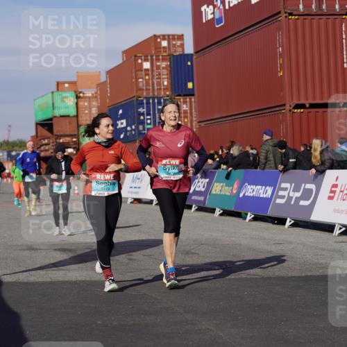 03.10.2025 - Köhlbrandbrückenlauf Michael Burmester http://msf.ph/oto/9027181 03.10.2025 10:30:54 Ziel 2252, 2900, 3478, 3479, 3510 meine-sportfotos.de