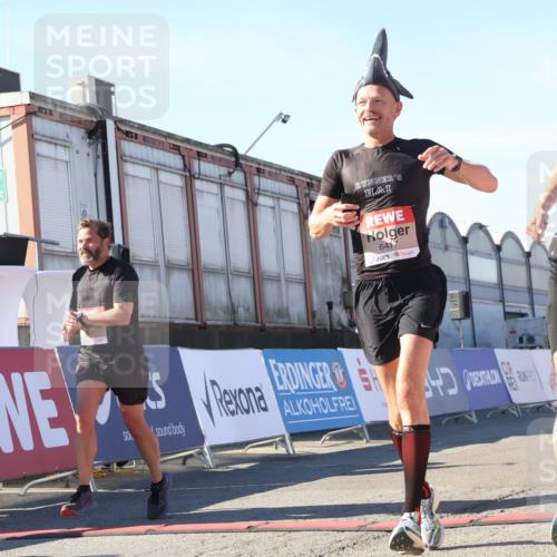 03.10.2025 - Köhlbrandbrückenlauf Luisa Fischer http://msf.ph/oto/9027268 03.10.2025 12:57:03 Ziel 4042, 4068, 4080, 4086, 5846, 5898, 6016, 6417 meine-sportfotos.de