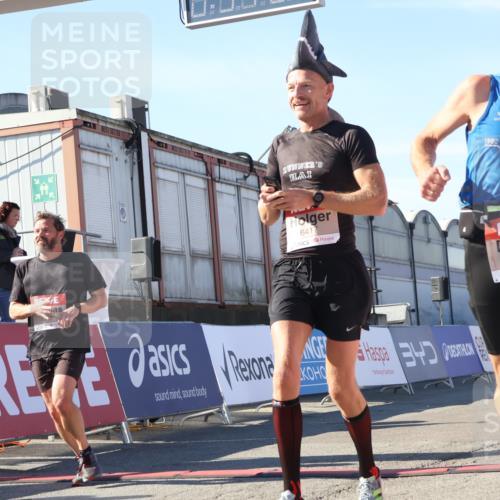 03.10.2025 - Köhlbrandbrückenlauf Luisa Fischer http://msf.ph/oto/9027271 03.10.2025 12:57:03 Ziel 4042, 4068, 4080, 4086, 5846, 5898, 6016, 6417 meine-sportfotos.de