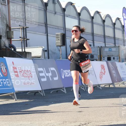 03.10.2025 - Köhlbrandbrückenlauf Luisa Fischer http://msf.ph/oto/9027278 03.10.2025 12:57:05 Ziel 4042, 4068, 4080, 4086, 5846, 5898, 6016, 6417, 6629, 6819 meine-sportfotos.de