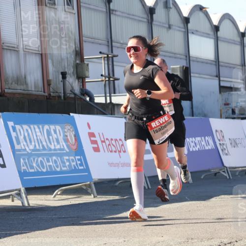 03.10.2025 - Köhlbrandbrückenlauf Luisa Fischer http://msf.ph/oto/9027285 03.10.2025 12:57:06 Ziel 4042, 4068, 4080, 4086, 5846, 5898, 6016, 6417, 6629, 6819 meine-sportfotos.de
