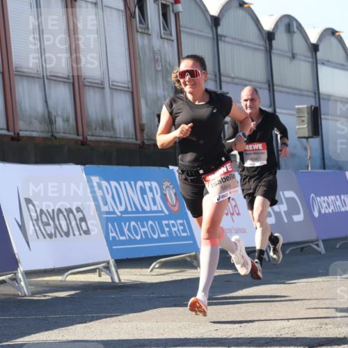 03.10.2025 - Köhlbrandbrückenlauf Luisa Fischer http://msf.ph/oto/9027291 03.10.2025 12:57:06 Ziel 4042, 4068, 4080, 4086, 5846, 5898, 6016, 6417, 6629, 6819 meine-sportfotos.de