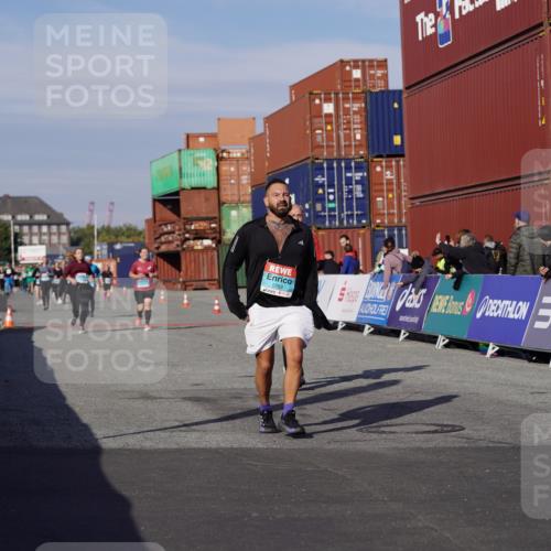 03.10.2025 - Köhlbrandbrückenlauf Michael Burmester http://msf.ph/oto/9027294 03.10.2025 10:31:03 Ziel 1763, 2205, 2468, 3510, 3663, 3664 meine-sportfotos.de