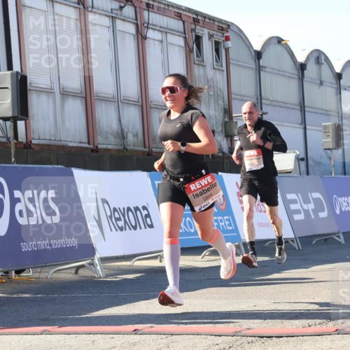 03.10.2025 - Köhlbrandbrückenlauf Luisa Fischer http://msf.ph/oto/9027297 03.10.2025 12:57:07 Ziel 4042, 4068, 4080, 4086, 5846, 5898, 6016, 6417, 6629, 6819 meine-sportfotos.de