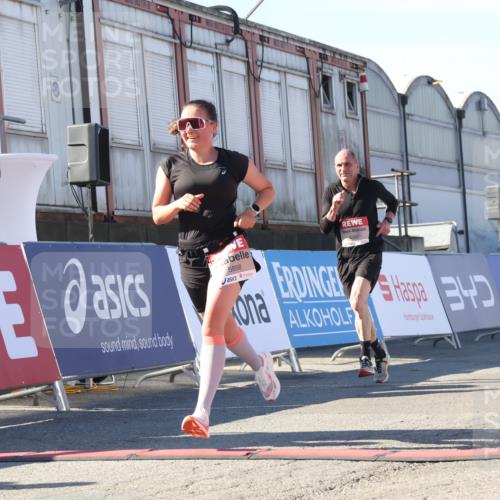 03.10.2025 - Köhlbrandbrückenlauf Luisa Fischer http://msf.ph/oto/9027300 03.10.2025 12:57:07 Ziel 4042, 4068, 4080, 4086, 5846, 5898, 6016, 6417, 6629, 6819 meine-sportfotos.de