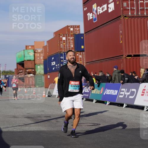 03.10.2025 - Köhlbrandbrückenlauf Michael Burmester http://msf.ph/oto/9027308 03.10.2025 10:31:04 Ziel 1763, 2205, 2468, 3663, 3664 meine-sportfotos.de