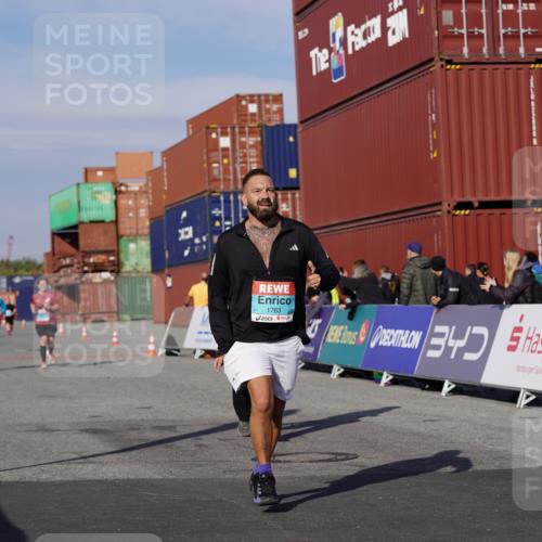 03.10.2025 - Köhlbrandbrückenlauf Michael Burmester http://msf.ph/oto/9027316 03.10.2025 10:31:04 Ziel 1763, 2205, 2468, 3663, 3664 meine-sportfotos.de