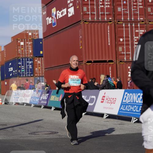 03.10.2025 - Köhlbrandbrückenlauf Michael Burmester http://msf.ph/oto/9027321 03.10.2025 10:31:06 Ziel 1763, 2205, 2468, 3663, 3664 meine-sportfotos.de