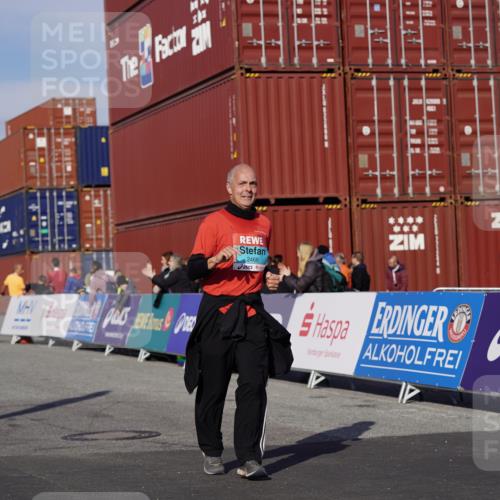 03.10.2025 - Köhlbrandbrückenlauf Michael Burmester http://msf.ph/oto/9027333 03.10.2025 10:31:06 Ziel 1763, 2205, 2468, 3663, 3664 meine-sportfotos.de