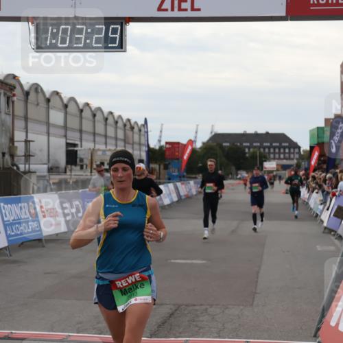 03.10.2025 - Köhlbrandbrückenlauf Julia Fischer http://msf.ph/oto/9027355 03.10.2025 16:03:30 Ziel 7013, 7094, 7224, 7418, 7485, 7873, 9103, 9305, 9678 meine-sportfotos.de