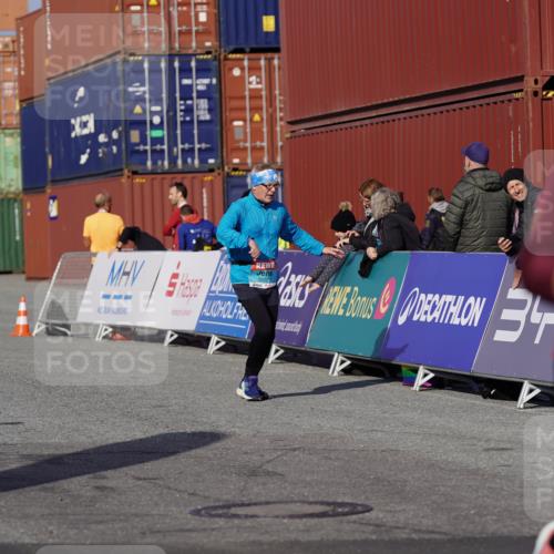 03.10.2025 - Köhlbrandbrückenlauf Michael Burmester http://msf.ph/oto/9027373 03.10.2025 10:31:13 Ziel 2205, 2443, 3072, 3663 meine-sportfotos.de