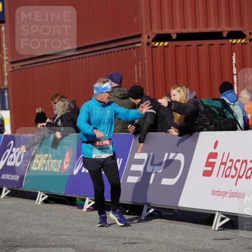 03.10.2025 - Köhlbrandbrückenlauf Michael Burmester http://msf.ph/oto/9027385 03.10.2025 10:31:14 Ziel 2205, 2443, 3072, 3663 meine-sportfotos.de