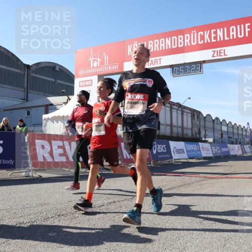 03.10.2025 - Köhlbrandbrückenlauf Luisa Fischer http://msf.ph/oto/9027427 03.10.2025 12:57:22 Ziel 4150, 4186, 4251, 5699, 5926, 6015 meine-sportfotos.de