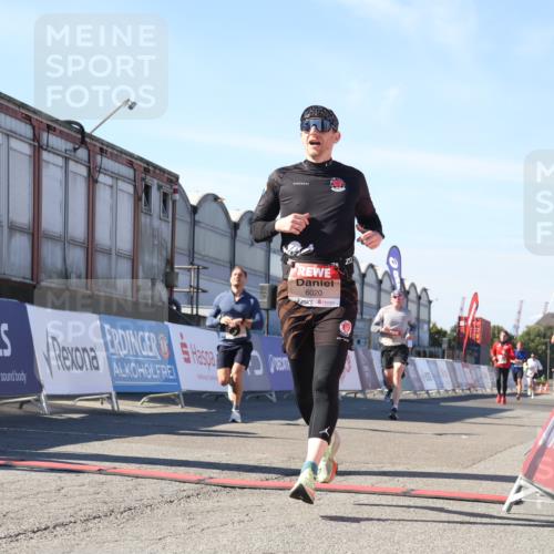 03.10.2025 - Köhlbrandbrückenlauf Luisa Fischer http://msf.ph/oto/9027435 03.10.2025 12:57:30 Ziel 4105, 4150, 4186, 4518, 6015, 6020, 6122, 6767 meine-sportfotos.de