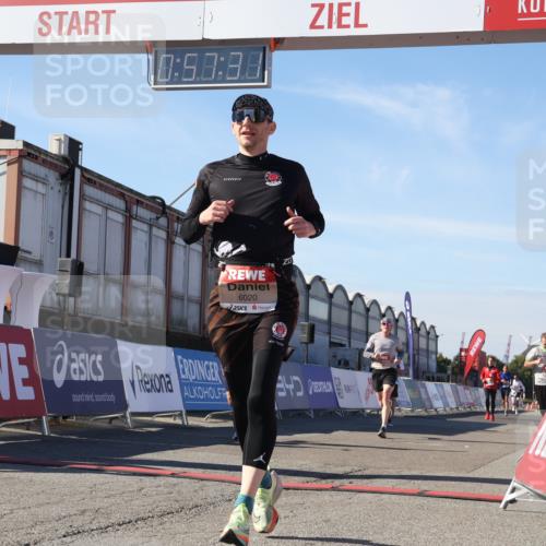 03.10.2025 - Köhlbrandbrückenlauf Luisa Fischer http://msf.ph/oto/9027445 03.10.2025 12:57:30 Ziel 4105, 4150, 4186, 4518, 6015, 6020, 6122, 6767 meine-sportfotos.de