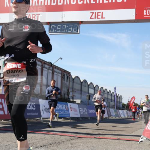 03.10.2025 - Köhlbrandbrückenlauf Luisa Fischer http://msf.ph/oto/9027453 03.10.2025 12:57:31 Ziel 4105, 4150, 4186, 4518, 6015, 6020, 6122, 6767 meine-sportfotos.de