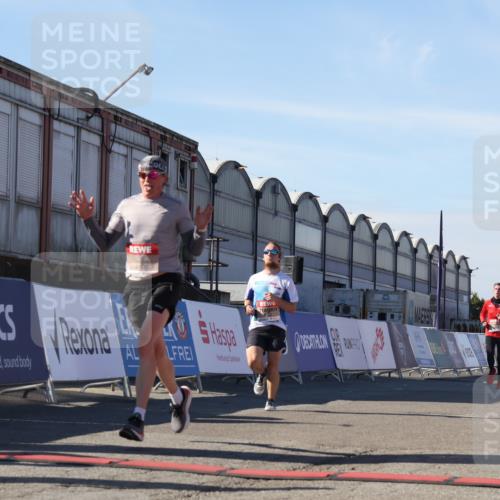 03.10.2025 - Köhlbrandbrückenlauf Luisa Fischer http://msf.ph/oto/9027469 03.10.2025 12:57:32 Ziel 4076, 4105, 4518, 6020, 6122, 6767 meine-sportfotos.de
