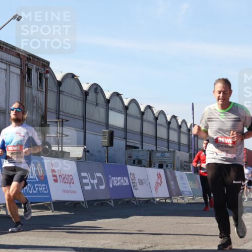 03.10.2025 - Köhlbrandbrückenlauf Luisa Fischer http://msf.ph/oto/9027480 03.10.2025 12:57:33 Ziel 4032, 4076, 4105, 4518, 6020, 6122, 6767 meine-sportfotos.de