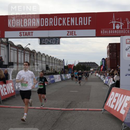 03.10.2025 - Köhlbrandbrückenlauf Julia Fischer http://msf.ph/oto/9027499 03.10.2025 16:04:04 Ziel 7257, 7281, 7599, 7798, 7811, 7862, 9306, 9377, 9405, 9473, 9672, 9744, 9746 meine-sportfotos.de