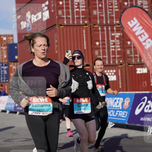 03.10.2025 - Köhlbrandbrückenlauf Michael Burmester http://msf.ph/oto/9027511 03.10.2025 10:31:26 Ziel 1969, 1970, 2385, 2504, 2973, 2976, 3383, 3384 meine-sportfotos.de