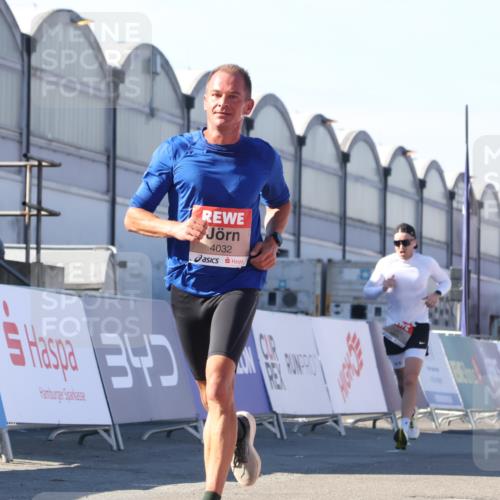 03.10.2025 - Köhlbrandbrückenlauf Luisa Fischer http://msf.ph/oto/9027538 03.10.2025 12:57:38 Ziel 4032, 4076, 4105, 4518, 6020, 6122, 6767, 6809 meine-sportfotos.de