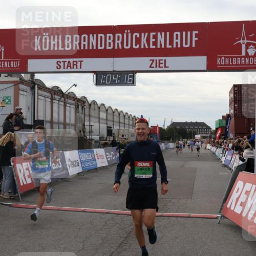 03.10.2025 - Köhlbrandbrückenlauf Julia Fischer http://msf.ph/oto/9027557 03.10.2025 16:04:17 Ziel 7281, 7297, 7392, 7451, 7466, 7599, 7611, 7798, 8082, 9010, 9149, 9306, 9377, 9562, 9618 meine-sportfotos.de