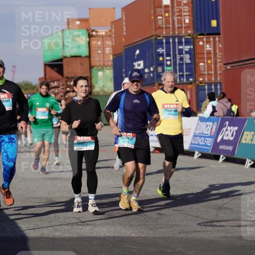 03.10.2025 - Köhlbrandbrückenlauf Michael Burmester http://msf.ph/oto/9027568 03.10.2025 10:31:34 Ziel 1927, 2058, 2272, 2385, 2398, 2462, 2463, 2518, 2973, 2976 meine-sportfotos.de