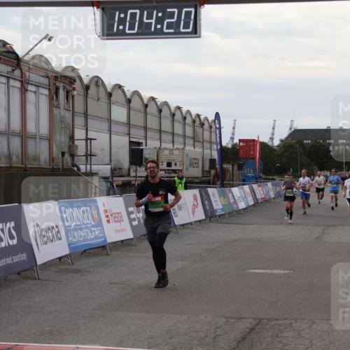03.10.2025 - Köhlbrandbrückenlauf Julia Fischer http://msf.ph/oto/9027572 03.10.2025 16:04:20 Ziel 7297, 7308, 7392, 7451, 7466, 7611, 7798, 8082, 9010, 9149, 9213, 9306, 9562, 9618 meine-sportfotos.de