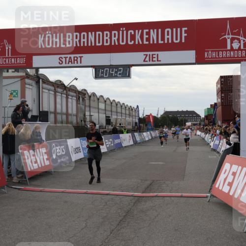 03.10.2025 - Köhlbrandbrückenlauf Julia Fischer http://msf.ph/oto/9027576 03.10.2025 16:04:21 Ziel 7297, 7308, 7392, 7451, 7466, 7611, 8082, 8818, 9010, 9149, 9213, 9562, 9618 meine-sportfotos.de