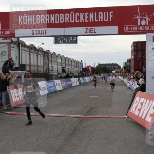 03.10.2025 - Köhlbrandbrückenlauf Julia Fischer http://msf.ph/oto/9027582 03.10.2025 16:04:22 Ziel 7297, 7308, 7392, 7451, 7466, 7611, 8082, 8818, 9010, 9149, 9213, 9562, 9618 meine-sportfotos.de