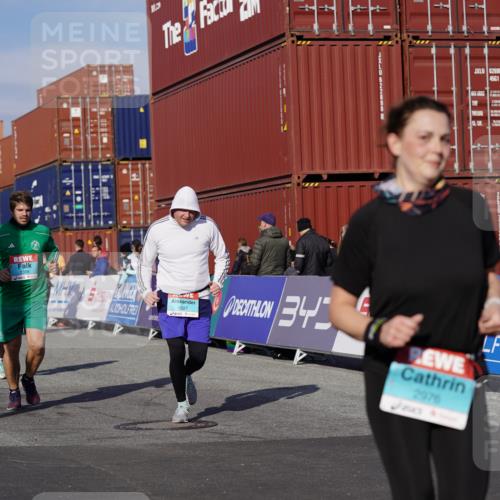 03.10.2025 - Köhlbrandbrückenlauf Michael Burmester http://msf.ph/oto/9027586 03.10.2025 10:31:37 Ziel 1927, 2058, 2265, 2272, 2332, 2379, 2398, 2462, 2463, 2518, 2595, 2596, 2634, 2966, 2967, 2973, 2976 meine-sportfotos.de