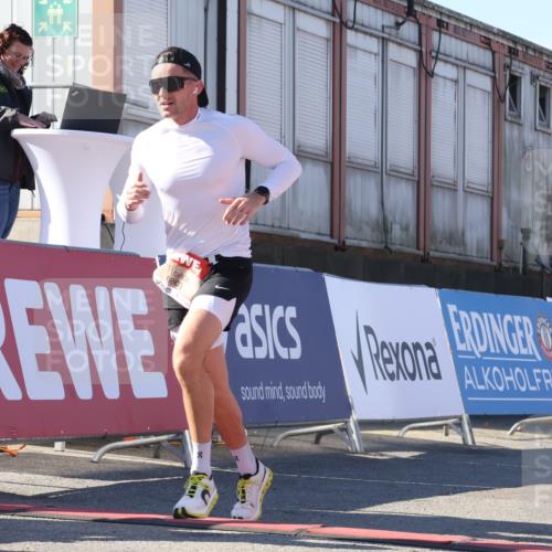 03.10.2025 - Köhlbrandbrückenlauf Luisa Fischer http://msf.ph/oto/9027587 03.10.2025 12:57:42 Ziel 4032, 4037, 4076, 4105, 4518, 6122, 6371, 6767, 6809 meine-sportfotos.de