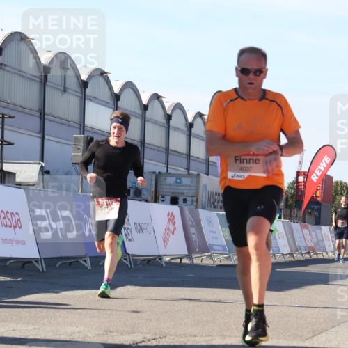 03.10.2025 - Köhlbrandbrückenlauf Luisa Fischer http://msf.ph/oto/9027600 03.10.2025 12:57:44 Ziel 4032, 4037, 4076, 4105, 5960, 6122, 6371, 6809 meine-sportfotos.de