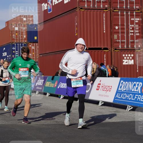 03.10.2025 - Köhlbrandbrückenlauf Michael Burmester http://msf.ph/oto/9027610 03.10.2025 10:31:38 Ziel 1927, 2058, 2265, 2272, 2332, 2379, 2398, 2462, 2463, 2518, 2595, 2596, 2634, 2830, 2966, 2967, 2973, 2976 meine-sportfotos.de